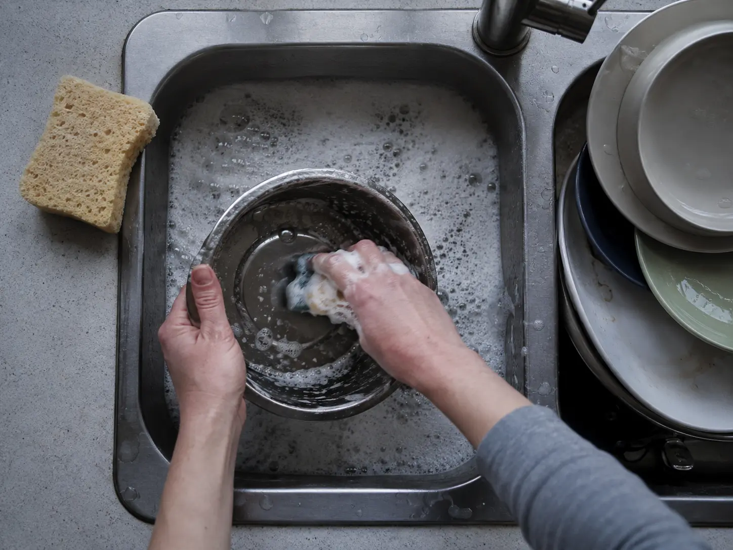 Lavare la ciotola dell'acqua nel lavandino, ogni sera