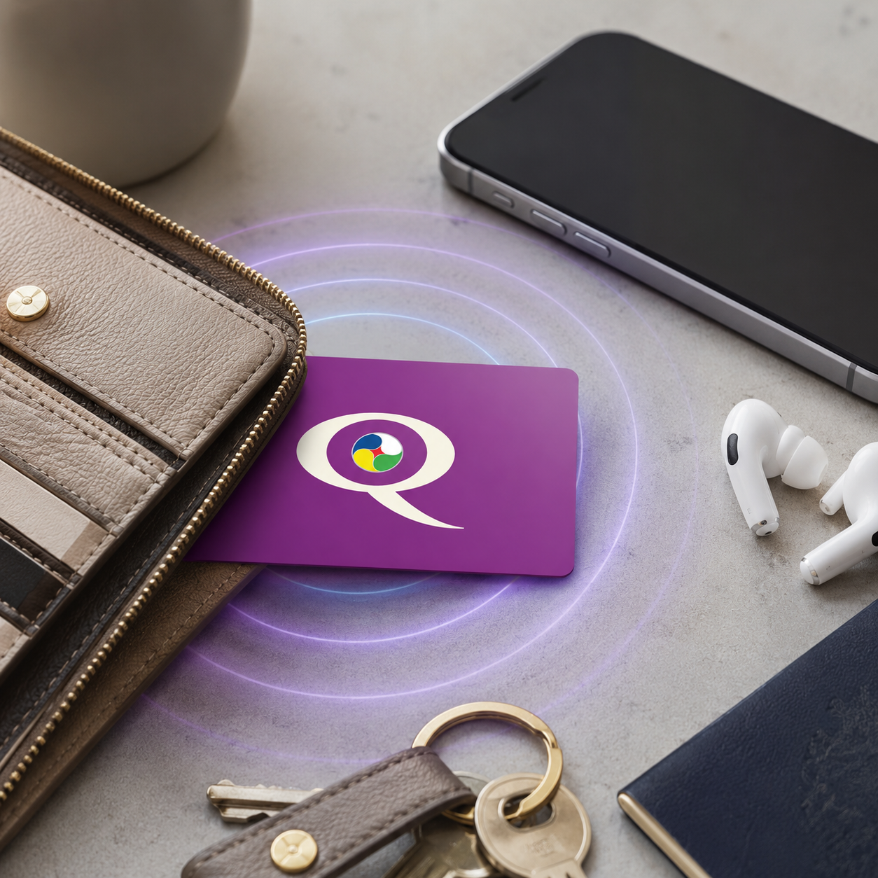 Q-Card Viola nel portafoglio — protezione elettrosmog in mobilità