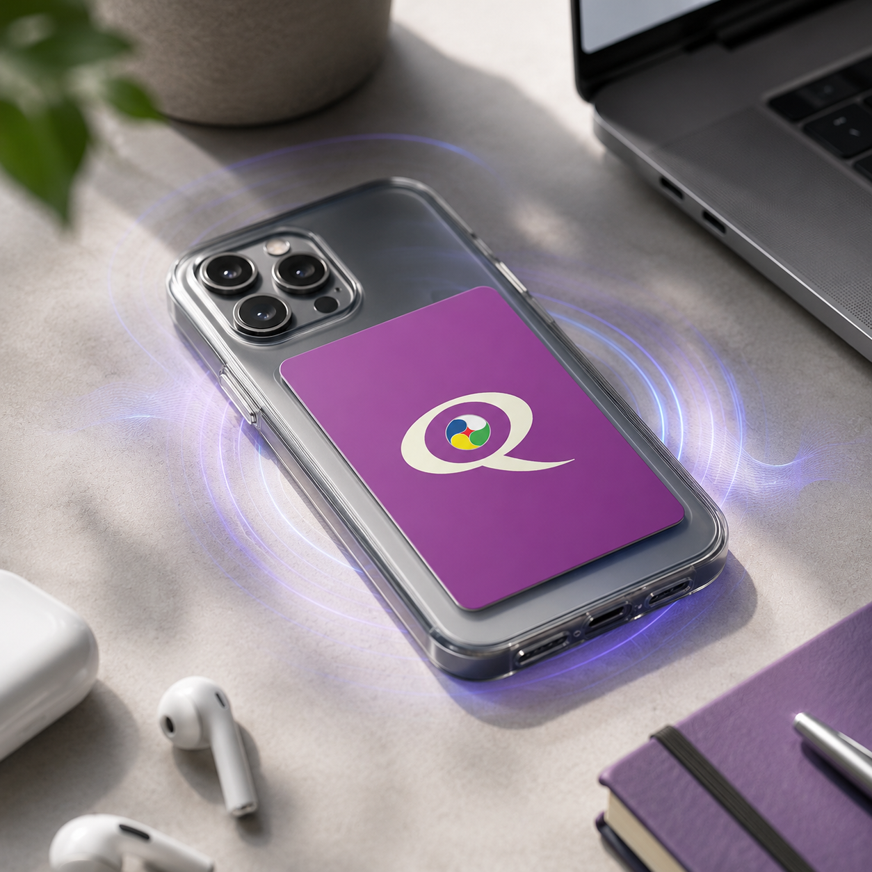 Q-Card Viola inserita sul retro dello smartphone dentro la cover